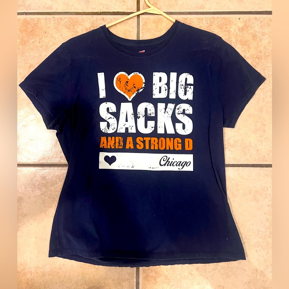 Women’s funny Chicago Bears fan shirt
Pre owned size L